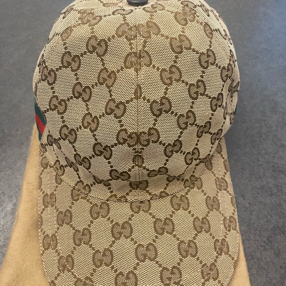 Gucci hat. Size small In very good condition.